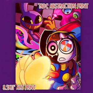 以下が含まれることがあります： TADC Abstractionプリント。黄色い目の紫色のキャラクター、マルチカラーの帽子と渦巻く目を持つ道化師のような姿、そして大きな黄色い蝶が描かれています。21.6x27.9cmのアートプリントには、鮮やかなピンク、ブルー、ブラックのアクセントが含まれています。
