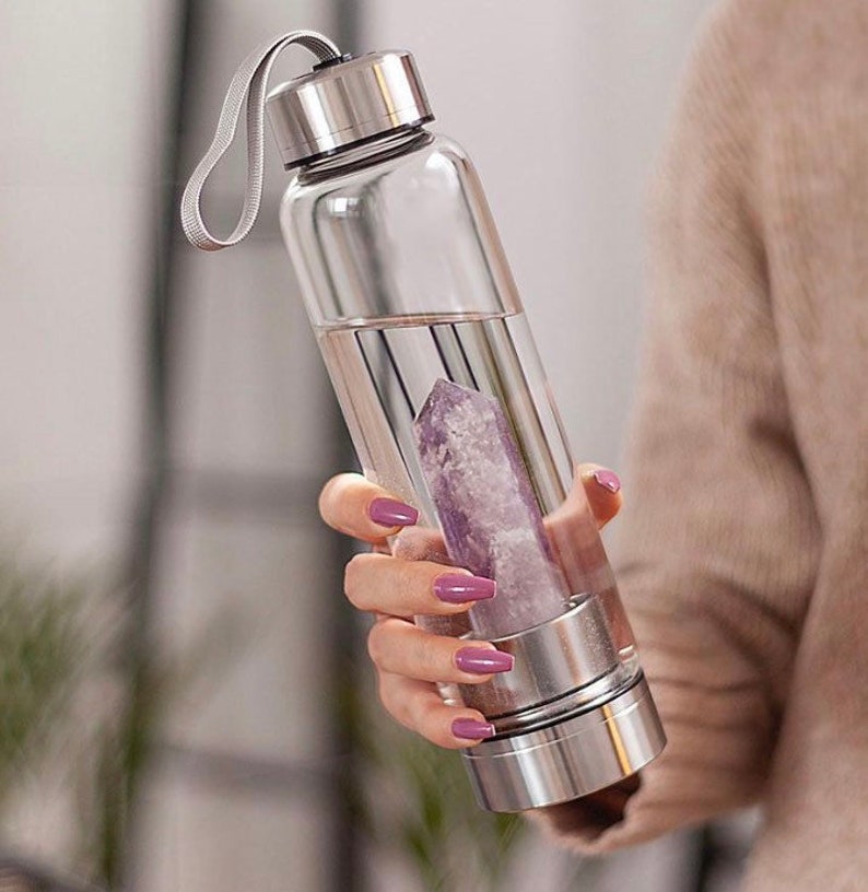 Прозрачные бутылки для воды. Бутылка для воды с кристаллом. Бутылка для воды с кварцем. Бутылка для воды прозрачная. Бутылка с кристаллами внутри для воды.