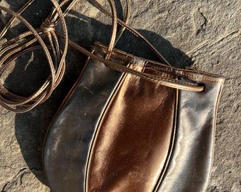 Bolso bandolera vintage de piel metalizada, estilo cubo, de bronce y peltre, años 70