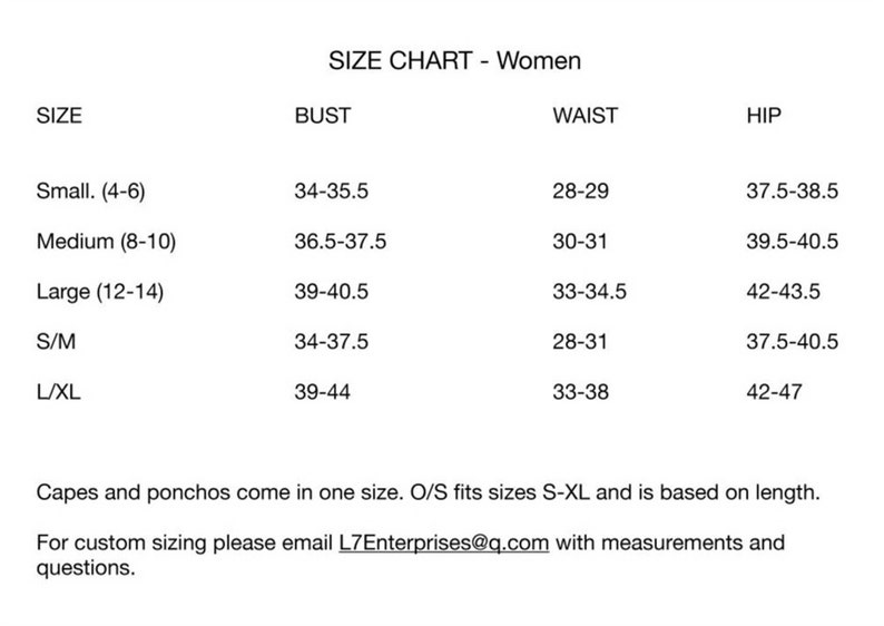 Puede incluir: Una tabla de tallas en blanco y negro para ropa con columnas para talla, busto, cintura y cadera en pulgadas. Enumera tallas desde Small hasta L/XL e incluye una nota sobre capas y ponchos, adem&aacute;s de un correo electr&oacute;nico para tallas personalizadas.