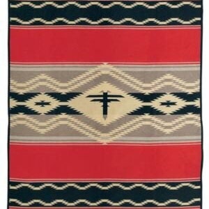 Puede incluir: Una manta rectangular con un fondo rojo vibrante y bandas horizontales de patrones geom&eacute;tricos en negro y crema. Una forma de diamante central contiene un motivo de p&aacute;jaro negro estilizado, flanqueado por intrincadas l&iacute;neas en zigzag en tonos beige.