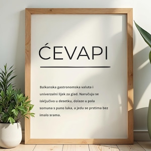 Peut inclure: Une affiche murale rectangulaire dans un cadre en bois clair présentant le mot ĆEVAPI en lettres capitales noires suivi d'un paragraphe descriptif en noir sur le plat des Balkans, sur un fond blanc avec une mise en page épurée.