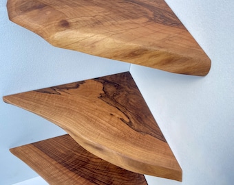 Estantería de esquina pequeña Estanterías de esquina con borde natural Almacenamiento para espacios pequeños Estanterías flotantes de nogal con borde natural Regalo para amantes de la decoración Estanterías de resina epoxi