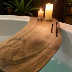 Badkarsbricka i valnöt, handgjord badrumshylla, badkarsbricka, present till henne, spa, unik badrumsbricka i trä