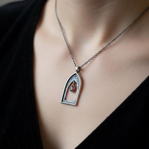 Colar em prata de lei com arco gótico, pingente de janela de catedral com gota de granada sintética, joia estilo Dark Academia oxidada, feito sob encomenda. imagem 2
