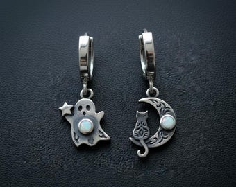 Pendientes de aro con diseño de fantasma y gato en plata de ley con ópalos creados en laboratorio, oxidados, hechos a medida.
