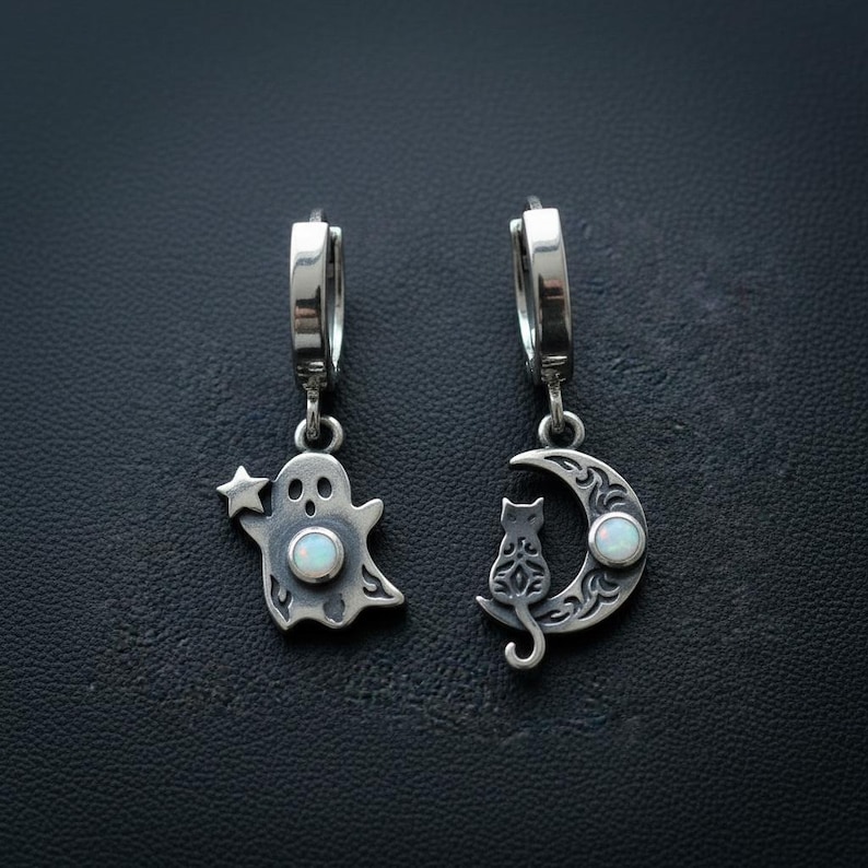 Pendientes de aro con diseño de fantasma y gato en plata de ley con ópalos creados en laboratorio, oxidados, hechos a medida. imagen 1
