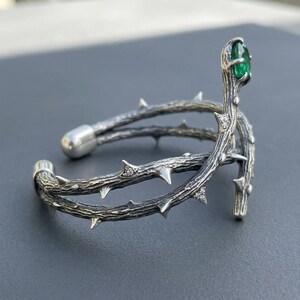 スターリングシルバーの棘のカフブレスレット、ゴシックブランチバングル、酸化エメラルドカフ、魔女の蔓ブレスレット、ダークアカデミア、受注生産 画像 2