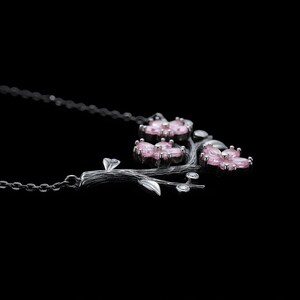Halskette aus Sterlingsilber mit Kirschblütenzweig, geschwärzter Sakura-Zweig mit rosafarbenen, im Labor hergestellten Steinen, oxidiert, auf Bestellung gefertigt Bild 4