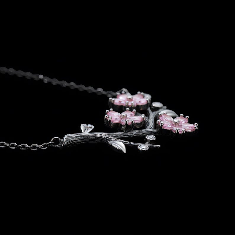 Halskette aus Sterlingsilber mit Kirschblütenzweig, geschwärzter Sakura-Zweig mit rosafarbenen, im Labor hergestellten Steinen, oxidiert, auf Bestellung gefertigt Bild 4