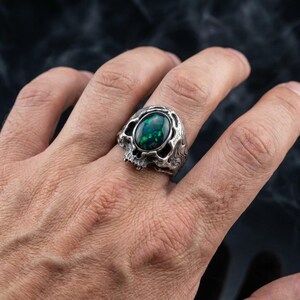 Ring met opaal en doodskop, sterling zilver, gotische Memento Mori statement ring, synthetische zwarte opaal, geoxideerd, op bestelling gemaakt afbeelding 3
