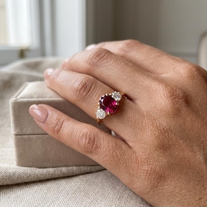 Bague trois pierres rubis, bague trilogie en argent doré, rubis de synthèse et saphir blanc, passé, présent, futur, pierre de naissance de juillet, sur commande image 2