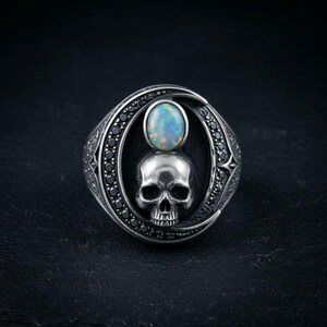 Sterling zilveren doodskopring, Memento Mori opalen zegelring, gotische herenring, geoxideerde halvemaan statementring, op bestelling gemaakt afbeelding 3