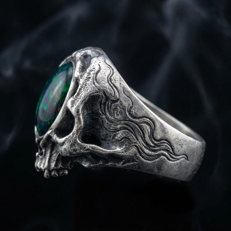 Ring met opaal en doodskop, sterling zilver, gotische Memento Mori statement ring, synthetische zwarte opaal, geoxideerd, op bestelling gemaakt afbeelding 4