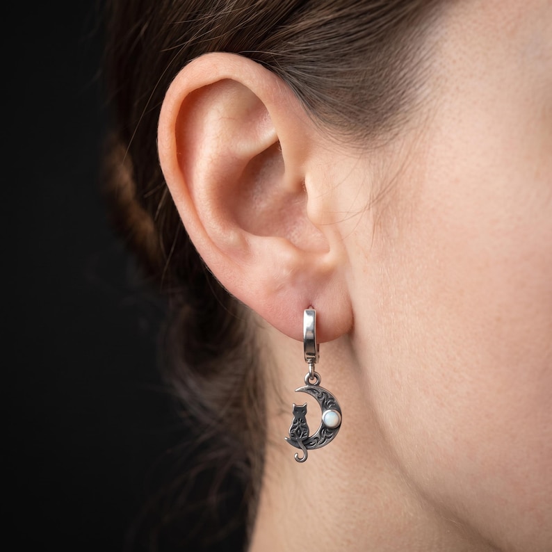 Pendientes de aro con diseño de fantasma y gato en plata de ley con ópalos creados en laboratorio, oxidados, hechos a medida. imagen 3