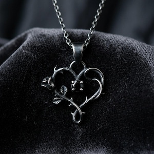 Halsketting met doornenhart — Geoxideerde sterling zilveren hanger in de vorm van een doornenhart met roos en synthetische zwarte spinel, op bestelling gemaakt.