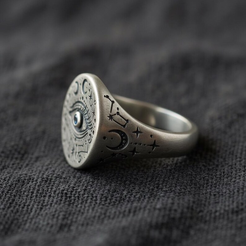 Anello con sigillo Occhio Onniveggente in argento sterling — Lune e stelle incise con pietra blu creata in laboratorio, realizzato su ordinazione. immagine 4