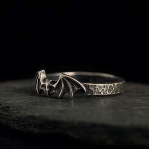 Vleermuisring van sterling zilver, gotische vleermuisvleugelring, geoxideerde en gehamerde stapelring, op bestelling gemaakt