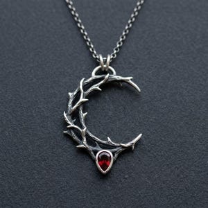 Gotische ketting met doornen en halve maan – Sterling zilver, hanger met synthetische granaat afbeelding 1