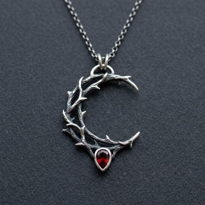 Gotische ketting met doornen en halve maan – Sterling zilver, hanger met synthetische granaat afbeelding 1