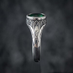 Bague gothique en argent sterling avec émeraude, chevalière en pierre verte, anneau victorien oxydé à motif d'épines, bague gothique pour homme, fabriquée sur commande image 2