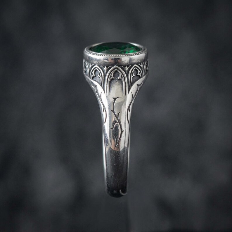 Bague gothique en argent sterling avec émeraude, chevalière en pierre verte, anneau victorien oxydé à motif d'épines, bague gothique pour homme, fabriquée sur commande image 2