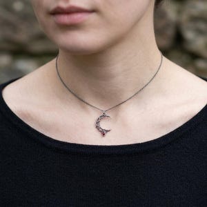 Gotische ketting met doornen en halve maan – Sterling zilver, hanger met synthetische granaat afbeelding 2