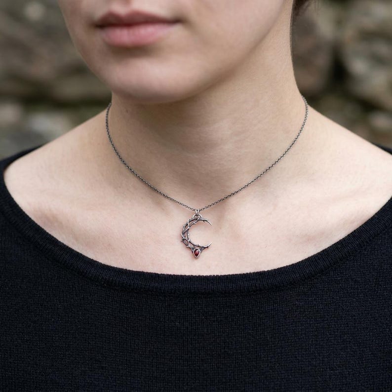 Gotische ketting met doornen en halve maan – Sterling zilver, hanger met synthetische granaat afbeelding 2