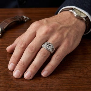 Totenkopfring aus Sterlingsilber für Herren, breites, oxidiertes Gothic-Band, Statement-Ring mit weißem Pavé-Fassung, Memento Mori, auf Bestellung gefertigt Bild 3