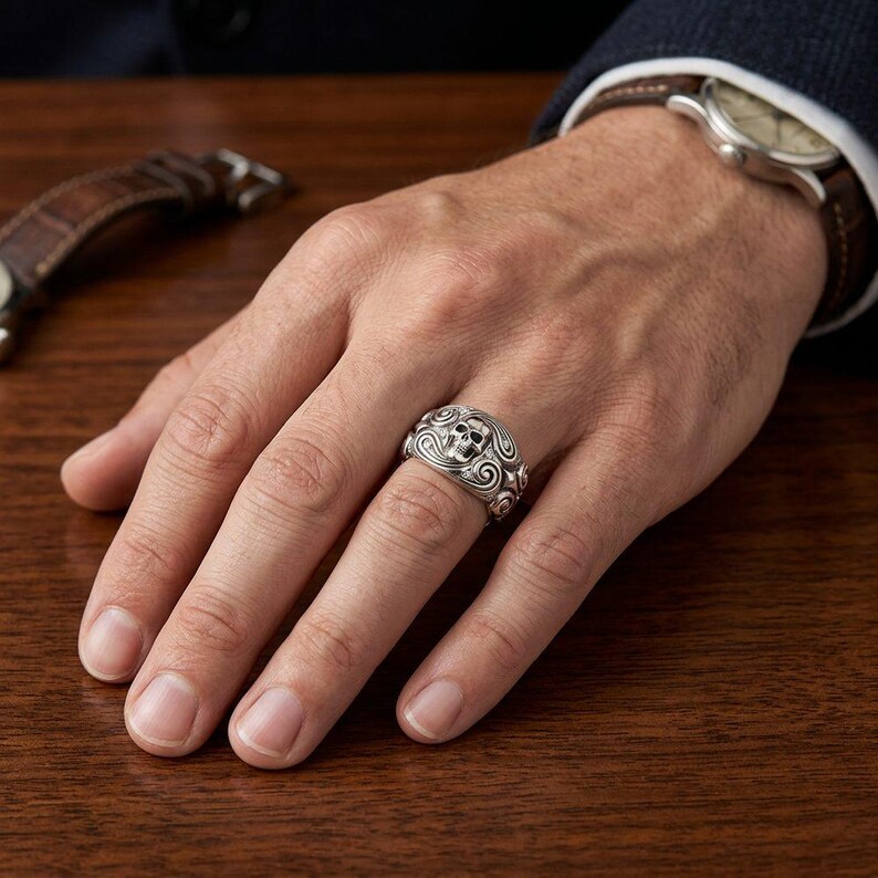 Totenkopfring aus Sterlingsilber für Herren, breites, oxidiertes Gothic-Band, Statement-Ring mit weißem Pavé-Fassung, Memento Mori, auf Bestellung gefertigt Bild 3