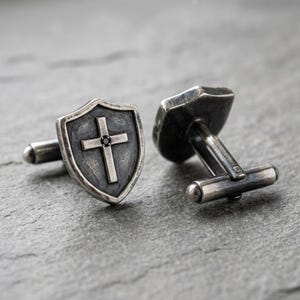 Manschettknappar i sterlingsilver med kors, manschettknappar med oxiderad gotisk sköld, manschettknappar med svart sten för män, gåva till marskalk, tillverkade på beställning bild 1