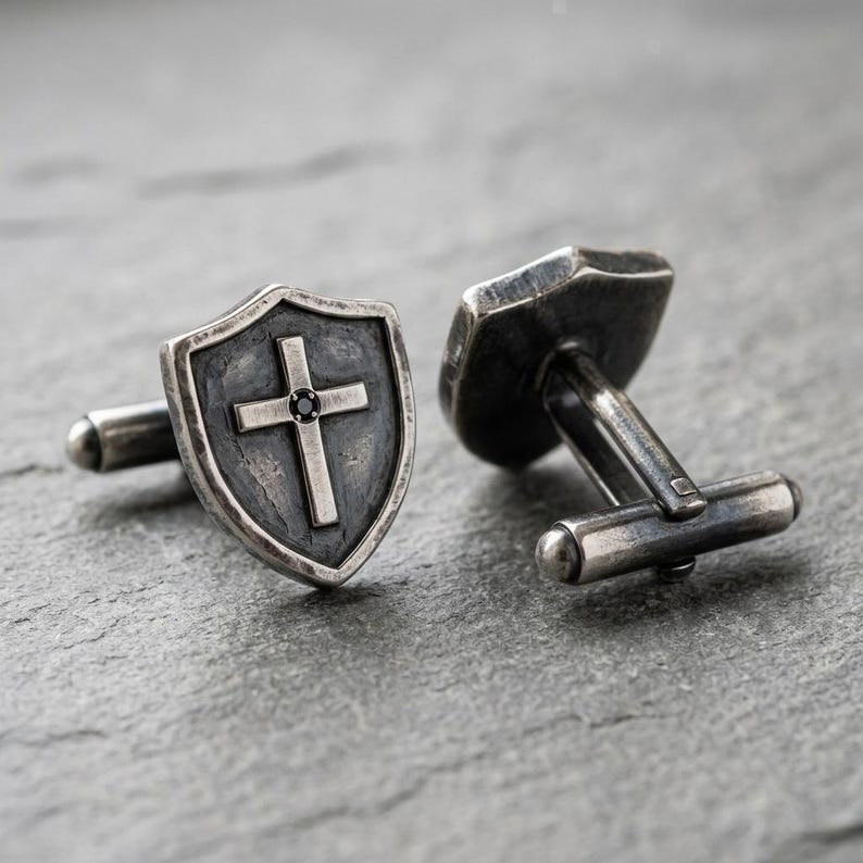 Manschettknappar i sterlingsilver med kors, manschettknappar med oxiderad gotisk sköld, manschettknappar med svart sten för män, gåva till marskalk, tillverkade på beställning bild 1