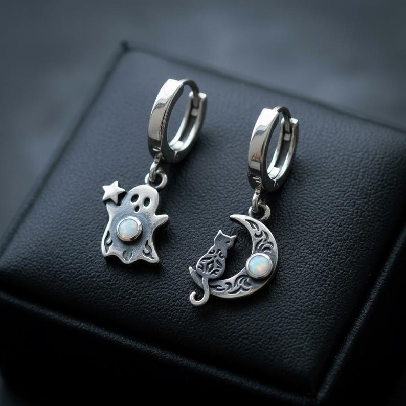 Pendientes de aro con diseño de fantasma y gato en plata de ley con ópalos creados en laboratorio, oxidados, hechos a medida. imagen 4
