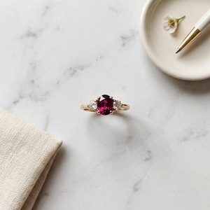 Bague trois pierres rubis, bague trilogie en argent doré, rubis de synthèse et saphir blanc, passé, présent, futur, pierre de naissance de juillet, sur commande image 4