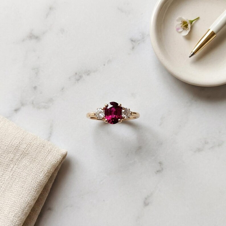 Bague trois pierres rubis, bague trilogie en argent doré, rubis de synthèse et saphir blanc, passé, présent, futur, pierre de naissance de juillet, sur commande image 4