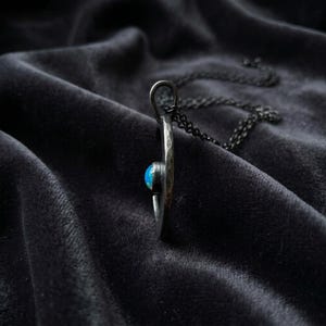 Halsband i sterlingsilver med halvmåne, månehänge i labbopal, oxiderat gotiskt himmelskt halsband, häxsmycken, tillverkat på beställning bild 3