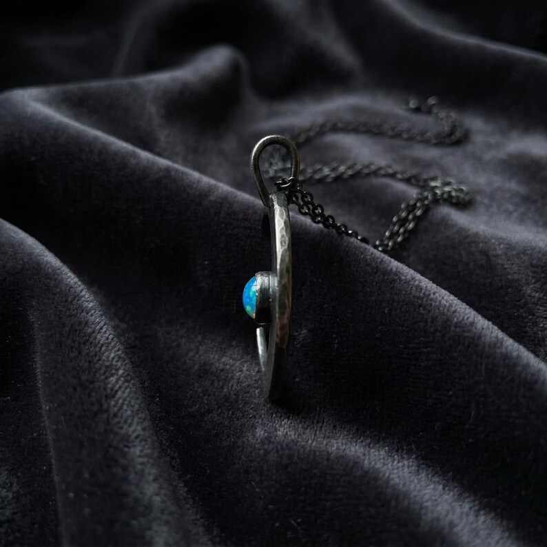 Halsband i sterlingsilver med halvmåne, månehänge i labbopal, oxiderat gotiskt himmelskt halsband, häxsmycken, tillverkat på beställning bild 3