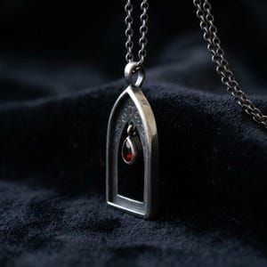 Colar em prata de lei com arco gótico, pingente de janela de catedral com gota de granada sintética, joia estilo Dark Academia oxidada, feito sob encomenda. imagem 3