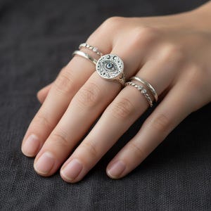 Anello con sigillo Occhio Onniveggente in argento sterling — Lune e stelle incise con pietra blu creata in laboratorio, realizzato su ordinazione. immagine 2