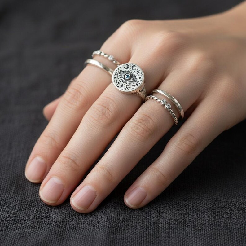 Anello con sigillo Occhio Onniveggente in argento sterling — Lune e stelle incise con pietra blu creata in laboratorio, realizzato su ordinazione. immagine 2