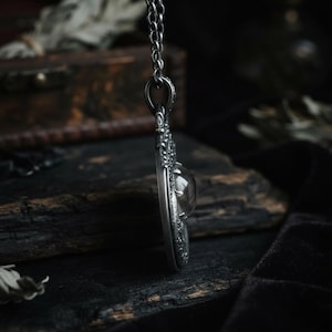 Wisiorek Scrying Orb Moon ze srebra wysokiej próby – oksydowana oprawa z bluszczu i gwiazd z półksiężycem, łańcuszek w zestawie, wykonany na zamówienie zdjęcie 4