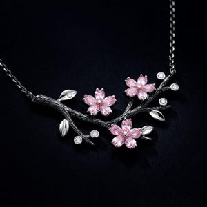Halskette aus Sterlingsilber mit Kirschblütenzweig, geschwärzter Sakura-Zweig mit rosafarbenen, im Labor hergestellten Steinen, oxidiert, auf Bestellung gefertigt Bild 1