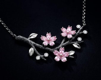 Colar em prata de lei com ramo de flor de cerejeira, galho de sakura escurecido com pedras sintéticas rosa, oxidado, feito sob encomenda.