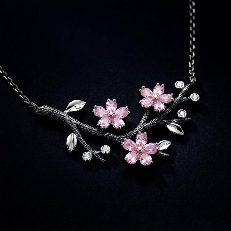 Halskette aus Sterlingsilber mit Kirschblütenzweig, geschwärzter Sakura-Zweig mit rosafarbenen, im Labor hergestellten Steinen, oxidiert, auf Bestellung gefertigt Bild 1