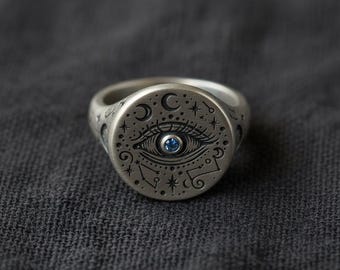 Anillo de sello del Ojo que Todo lo Ve en plata de ley: lunas y estrellas grabadas con una piedra azul creada en laboratorio, hecho a medida.
