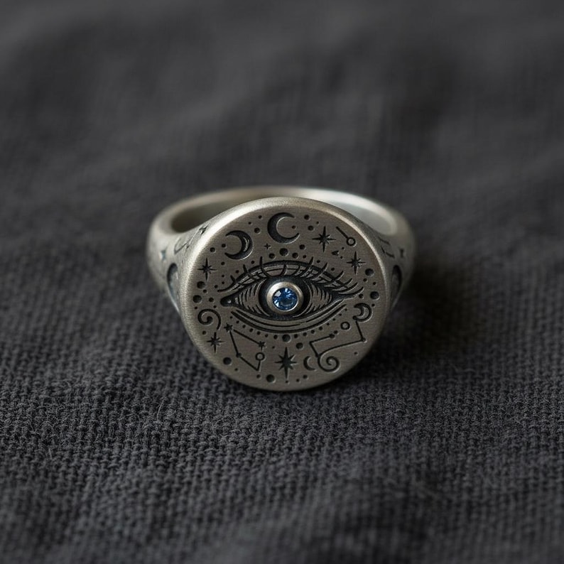 Anello con sigillo Occhio Onniveggente in argento sterling — Lune e stelle incise con pietra blu creata in laboratorio, realizzato su ordinazione. immagine 1