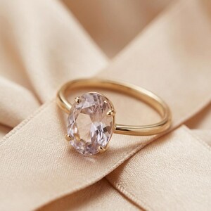 Lavendelfarbener Amethystring, ovaler Solitär in vergoldetem Sterlingsilber, lilafarbener Rose-de-France-Stein, Geburtsstein für Februar, auf Bestellung gefertigt Bild 1