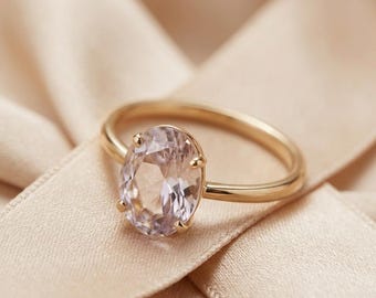 Bague solitaire ovale en argent sterling doré à l'or fin, ornée d'une améthyste lavande et d'une pierre rose de France lilas, pierre de naissance de février. Fabriquée sur commande.