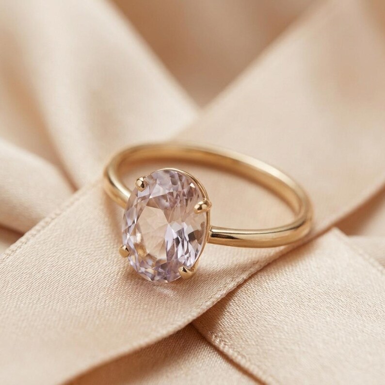 Lavendelfarbener Amethystring, ovaler Solitär in vergoldetem Sterlingsilber, lilafarbener Rose-de-France-Stein, Geburtsstein für Februar, auf Bestellung gefertigt Bild 1
