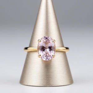 Lavendelfarbener Amethystring, ovaler Solitär in vergoldetem Sterlingsilber, lilafarbener Rose-de-France-Stein, Geburtsstein für Februar, auf Bestellung gefertigt Bild 2